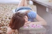 《孤独的人最懂伤感情歌》(阿妮桑演唱)的文本歌词及LRC歌词