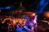 《Big Up(Live)》(东方不败演唱)的文本歌词及LRC歌词