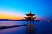 《醉美大中华》(卫东演唱)的文本歌词及LRC歌词
