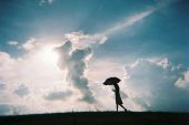 《伞下的天空》(安又琪演唱)的文本歌词及LRC歌词