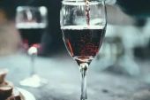 《喝下这杯酒》(孙江枫演唱)的文本歌词及LRC歌词