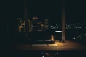 《夜照亮了夜》(曾嵘演唱)的文本歌词及LRC歌词