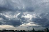 《巴黎放晴北京下雨》(季彦霖演唱)的文本歌词及LRC歌词