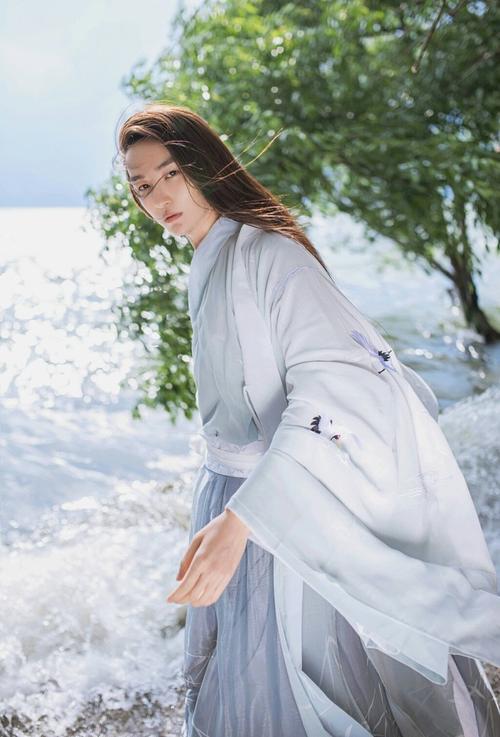 《白衣念》LRC歌词 《白衣念》(重小烟)歌词555uuu下载