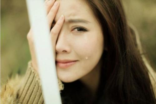 《为何女人总为男人流泪》LRC歌词 《为何女人总为男人流泪》(张梦弘)歌词555uuu下载