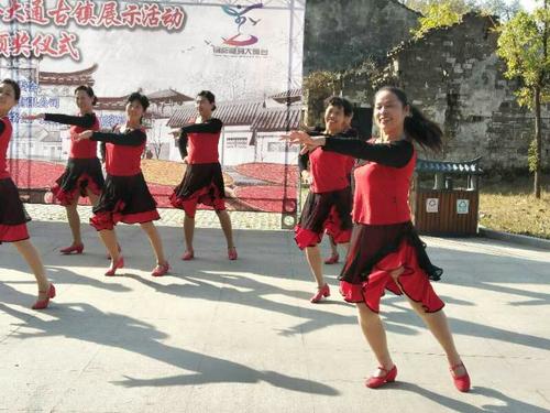 《小康生活恰恰恰》LRC歌词 《小康生活恰恰恰》(乌兰图雅)歌词555uuu下载