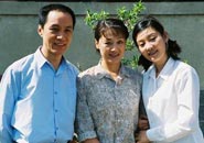 《亲人爱人错爱的两个人》LRC歌词 《亲人爱人错爱的两个人》(东方依依)歌词555uuu下载