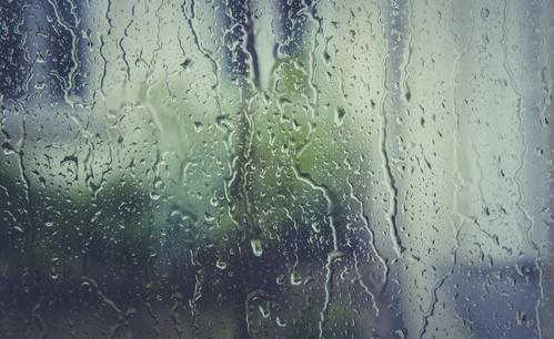 《那个下雨天》LRC歌词 《那个下雨天》(龙怀)歌词555uuu下载