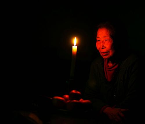 《烛光里的妈妈》LRC歌词 《烛光里的妈妈》(姜,育,恒)歌词555uuu下载