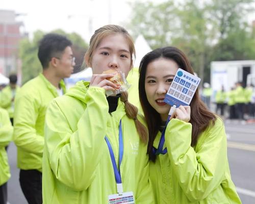 《为什么我露出幸福的笑容》LRC歌词 《为什么我露出幸福的笑容》(李谷一)歌词555uuu下载