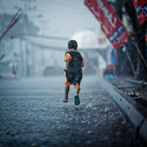 《风雨中奔跑的孩子》(刘梦)歌词555uuu下载