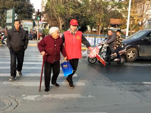 《扶老奶奶过马路》LRC歌词 《扶老奶奶过马路》(徐誉滕&阿原)歌词555uuu下载