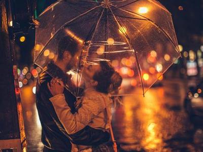 《爱情的雨季》LRC歌词 《爱情的雨季》(冯千芮)歌词555uuu下载