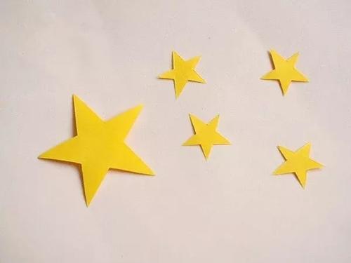 《画一个星星一个你》LRC歌词 《画一个星星一个你》(小星星Aurora)歌词555uuu下载