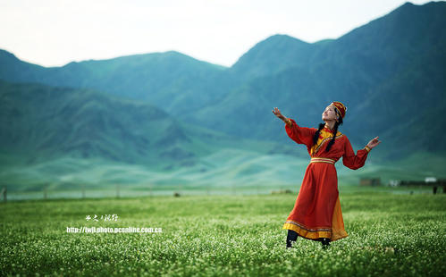 《美丽的草原我的家》(乌兰托娅)歌词555uuu下载