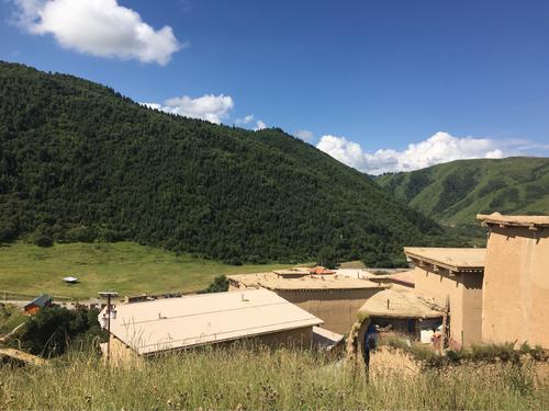 《白云居住的地方》LRC歌词 《白云居住的地方》(阿斯满)歌词555uuu下载