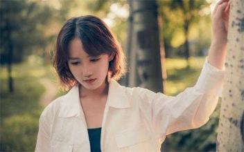 《苦苦挽留》LRC歌词 《苦苦挽留》(六哲)歌词555uuu下载