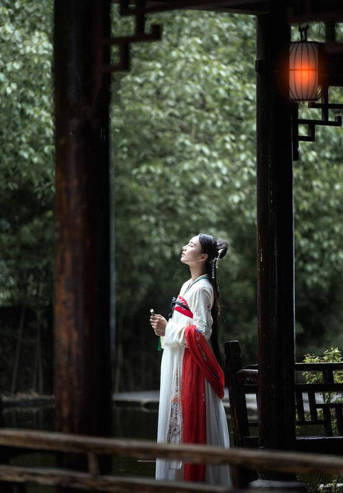 《转角的回眸》LRC歌词 《转角的回眸》(梅朵)歌词555uuu下载