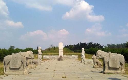 《严小姐》LRC歌词 《严小姐》(汪苏泷)歌词555uuu下载