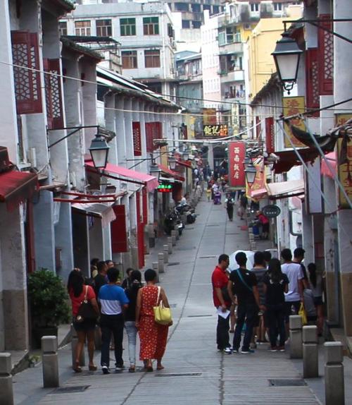《爱在大街小巷》LRC歌词 《爱在大街小巷》(辛莉恩)歌词555uuu下载