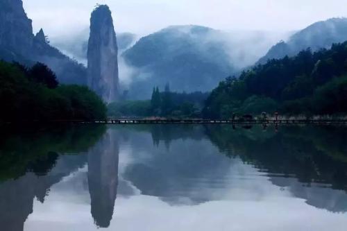 《那里的山那里的水》LRC歌词 《那里的山那里的水》(乌兰图雅)歌词555uuu下载
