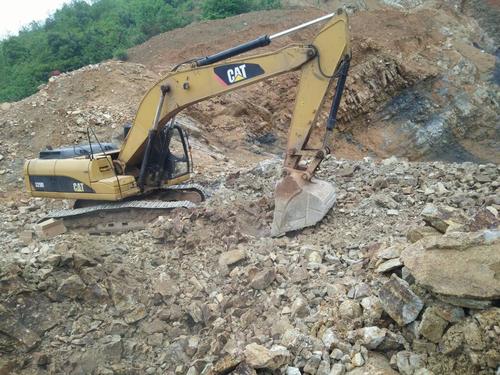 《心里有座坟》LRC歌词 《心里有座坟》(海生)歌词555uuu下载