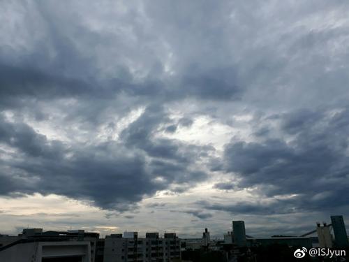 《巴黎放晴北京下雨》(季彦霖)歌词555uuu下载