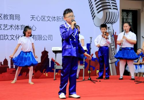 《小小歌手》LRC歌词 《小小歌手》(东来东往)歌词555uuu下载