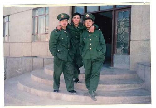 《战友亲兄弟》LRC歌词 《战友亲兄弟》(周生金)歌词555uuu下载