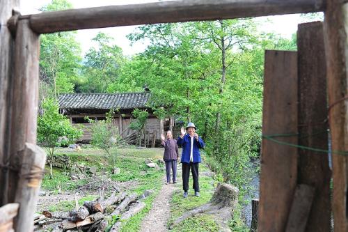 《站在村口的妈妈》LRC歌词 《站在村口的妈妈》(李猛)歌词555uuu下载