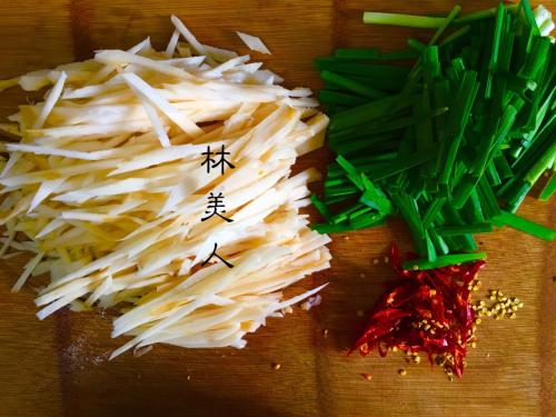 《刀切莲藕丝不断(Live)》LRC歌词 《刀切莲藕丝不断(Live)》(梦蝴蝶)歌词555uuu下载