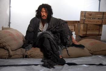《爱情不是乞丐》LRC歌词 《爱情不是乞丐》(广杰)歌词555uuu下载