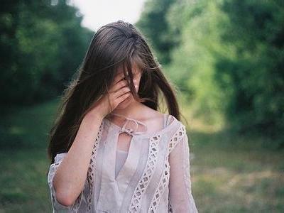 《你背着我爱她》LRC歌词 《你背着我爱她》(高维那)歌词555uuu下载
