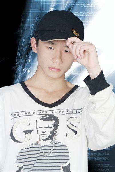 《小眼睛的男人》LRC歌词 《小眼睛的男人》(王觉)歌词555uuu下载