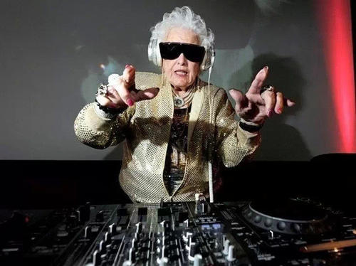 《我爱的人嫁人了(DJ)》LRC歌词 《我爱的人嫁人了(DJ)》(刘超华)歌词555uuu下载