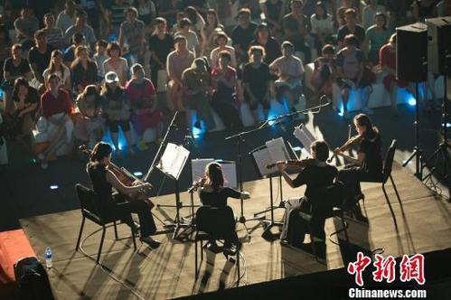 《漫步+北京北京+R&B》LRC歌词 《漫步+北京北京+R&B》(玄乐队%猎鹰乐队&C-block)歌词555uuu下载
