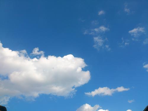 《像天空一样安静》LRC歌词 《像天空一样安静》(赵鑫)歌词555uuu下载