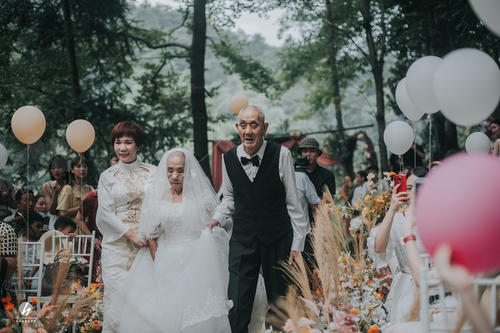 《欠你一个婚礼》LRC歌词 《欠你一个婚礼》(张博)歌词555uuu下载
