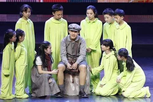 《幸福包围我》LRC歌词 《幸福包围我》(梁梓傲)歌词555uuu下载