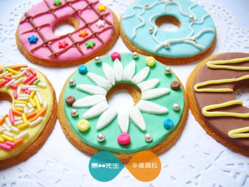 《幸福甜甜圈》LRC歌词 《幸福甜甜圈》(贾一诺)歌词555uuu下载