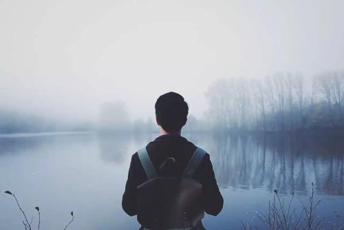 《一个人的时候》LRC歌词 《一个人的时候》(何瑶)歌词555uuu下载