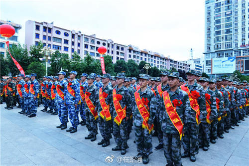 《军营是一片光荣的海》(方瑶)歌词555uuu下载