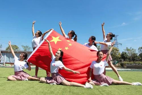 《快乐晒一晒》LRC歌词 《快乐晒一晒》(屈尚廷)歌词555uuu下载