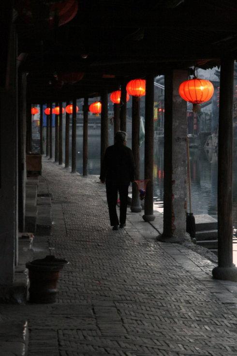 《午夜背影》LRC歌词 《午夜背影》(令音之翼)歌词555uuu下载