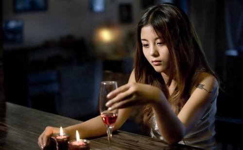 《爱情这杯酒谁喝都得醉》LRC歌词 《爱情这杯酒谁喝都得醉》(干露露)歌词555uuu下载