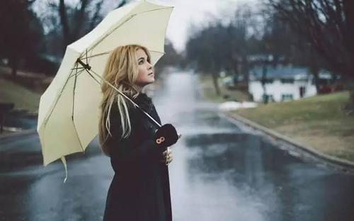 《下雨天我没有带着雨伞》LRC歌词 《下雨天我没有带着雨伞》(陈雅森)歌词555uuu下载