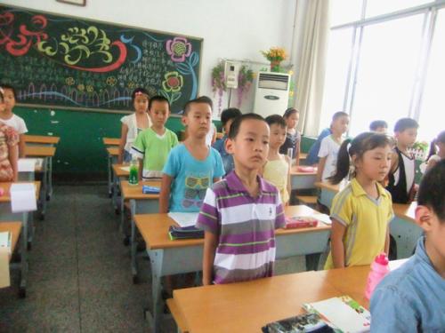 《一年级小学生》LRC歌词 《一年级小学生》(小蓓蕾组合)歌词555uuu下载