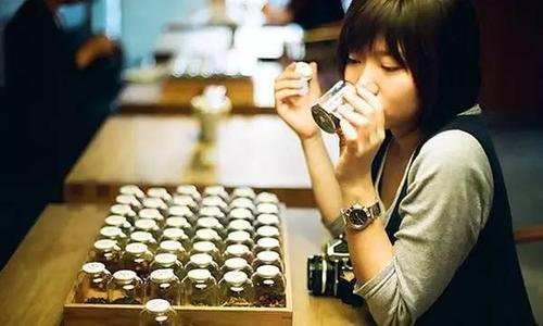 《今夜我把孤独灌醉》LRC歌词 《今夜我把孤独灌醉》(王如华)歌词555uuu下载