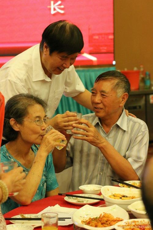 《干杯老朋友》LRC歌词 《干杯老朋友》(潘晓峰)歌词555uuu下载