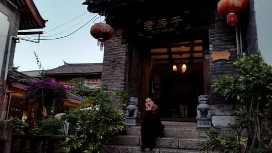 《依然站在街口等你》LRC歌词 《依然站在街口等你》(寒武纪)歌词555uuu下载